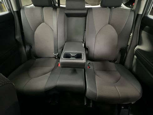 Used 2023 Toyota Highlander LE image 5