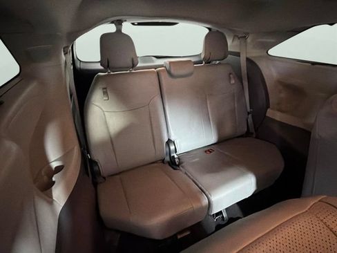 Used 2021 Toyota Sienna Limited FWD image 32