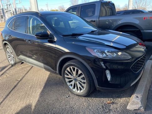 Used 2020 Ford Escape Titanium image 4