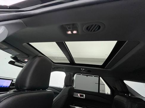 Certified 2023 Ford Explorer Limited w/ Equipment Group 301A image 4