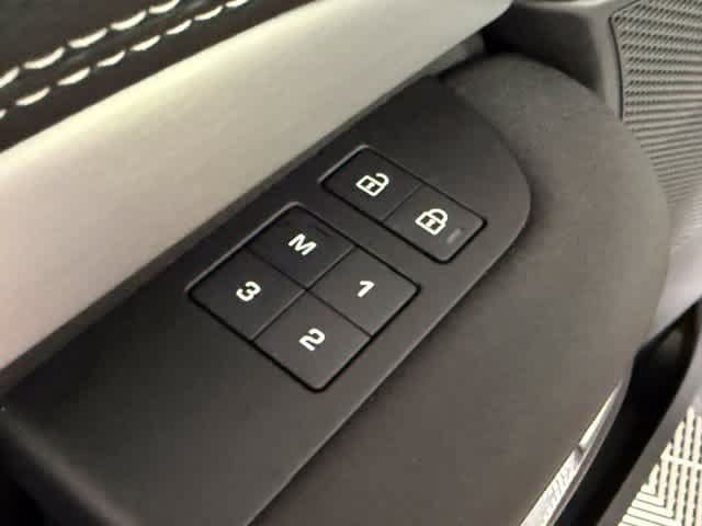 New 2026 Land Rover Discovery Limited Edition AWD/4WD image 22