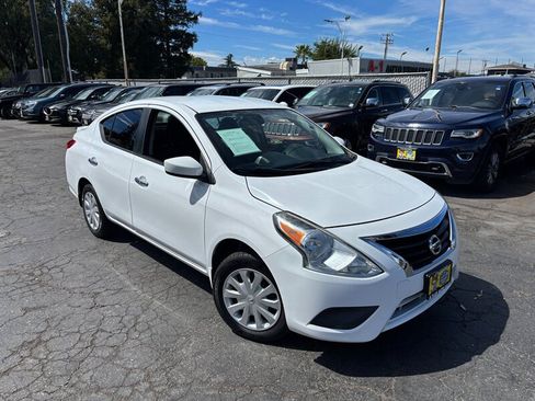Used 2018 Nissan Versa SV FWD image 2