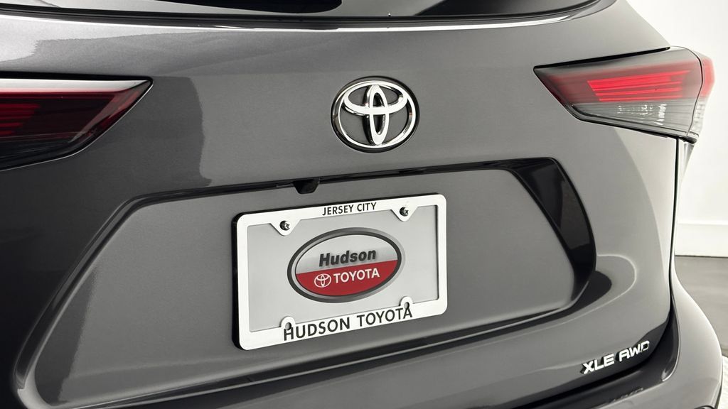 Used 2024 Toyota Highlander XLE AWD/4WD image 8