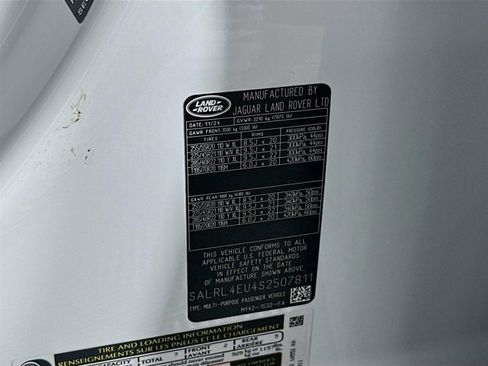 Used 2025 Land Rover Discovery Dynamic SE image 34