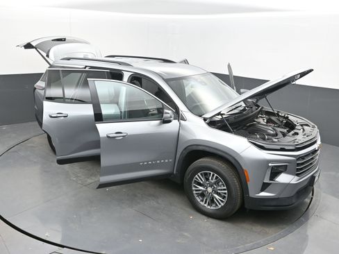 Used 2025 Chevrolet Traverse LT image 36