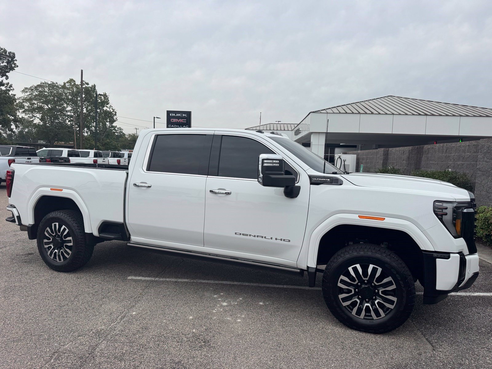 Used 2024 GMC Sierra 2500 Denali Ultimate AWD/4WD image 9