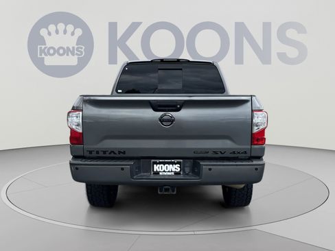 Used 2018 Nissan Titan SV w/ SV Convenience Package AWD/4WD image 10