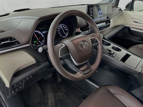 Certified 2024 Toyota Sienna Platinum image 16