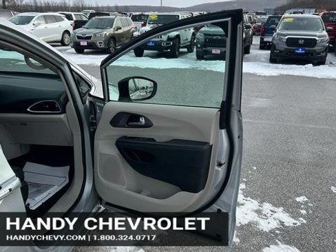 Used 2024 Chrysler Pacifica Touring-L FWD image 54