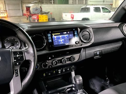 Used 2018 Toyota Tacoma TRD Off-Road w/ Technology Package image 7