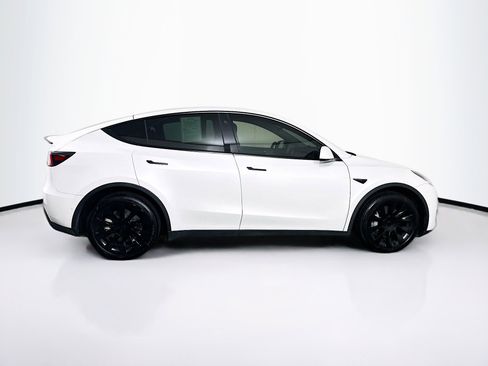 Used 2022 Tesla Model Y Long Range image 10
