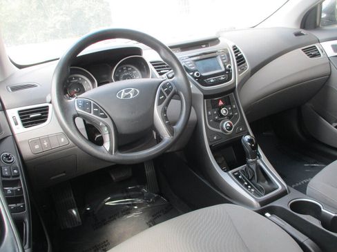 Used 2014 Hyundai Elantra SE w/ Option Group 02 FWD image 7