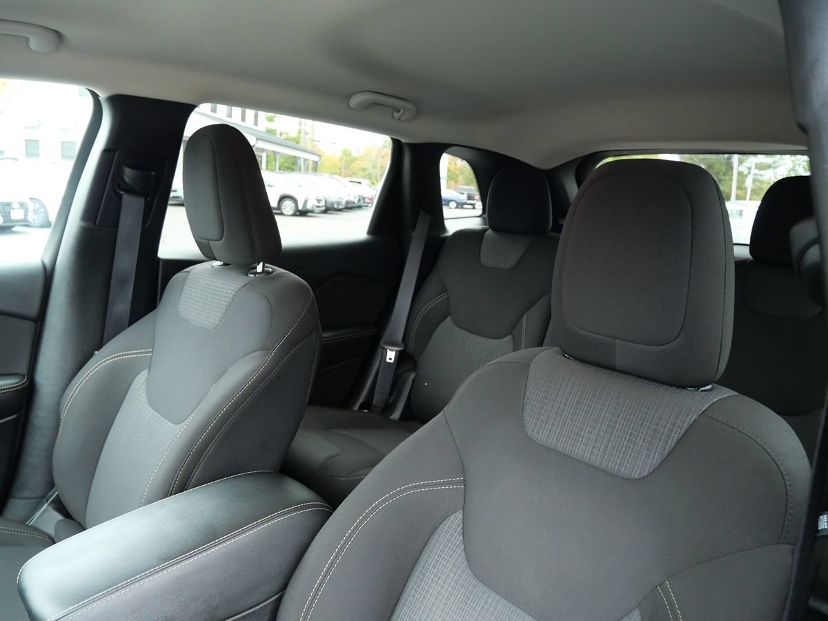 Used 2017 Jeep Cherokee Latitude w/ Cold Weather Group AWD/4WD image 11