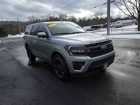 Used 2023 Ford Expedition Limited image 3