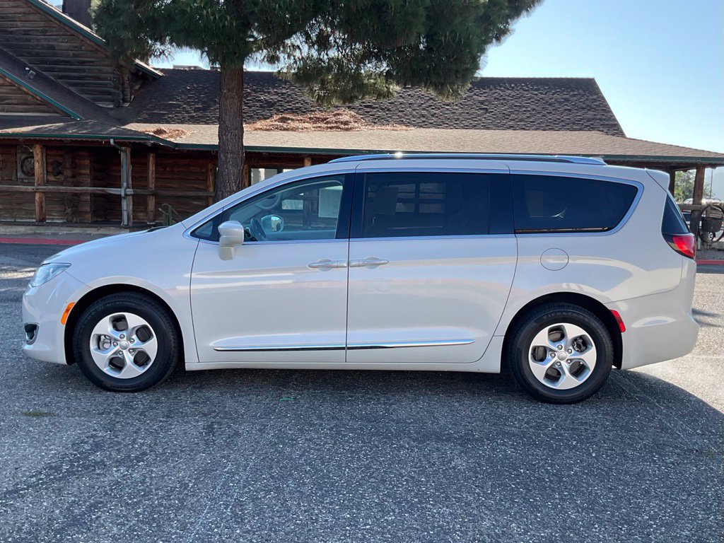 Used 2017 Chrysler Pacifica Touring-L Plus FWD image 3