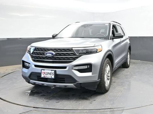 Used 2024 Ford Explorer XLT w/ Equipment Group 202A AWD/4WD image 8