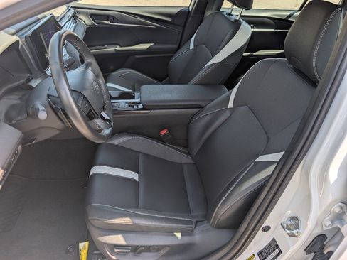 Used 2025 Toyota Camry SE FWD image 2