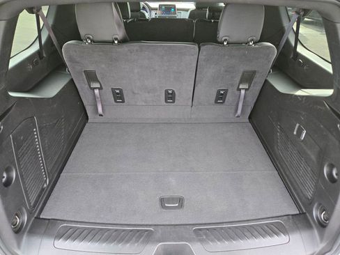 Used 2024 Chevrolet Suburban LT image 13
