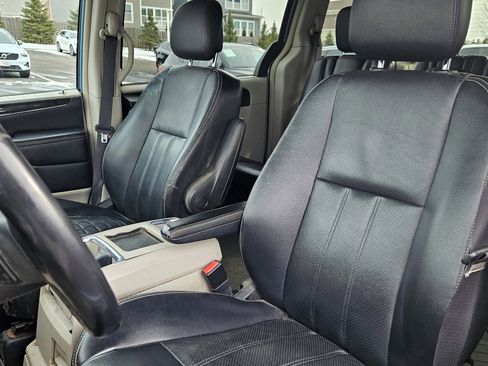 Used 2011 Chrysler Town & Country Touring-L w/ Driver Convenience Group image 13