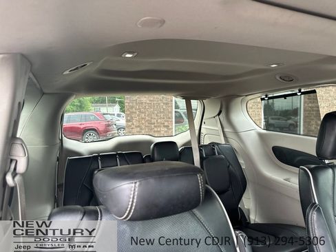 Used 2023 Chrysler Pacifica Limited FWD image 12