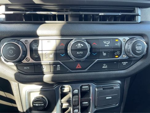 New 2025 Jeep Gladiator Sport image 17