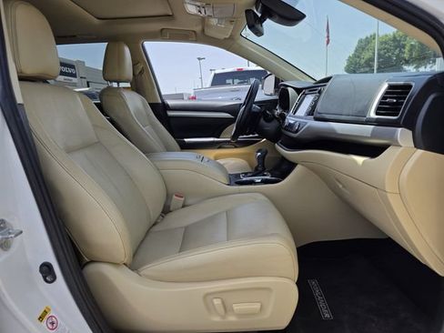 Used 2019 Toyota Highlander XLE FWD image 29