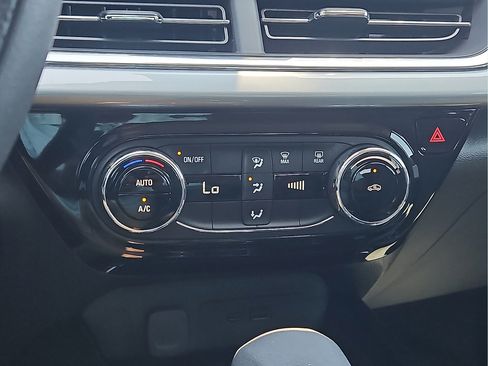 Used 2026 Chevrolet Trax LT FWD image 17