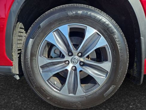 Used 2023 Toyota Highlander XLE image 4