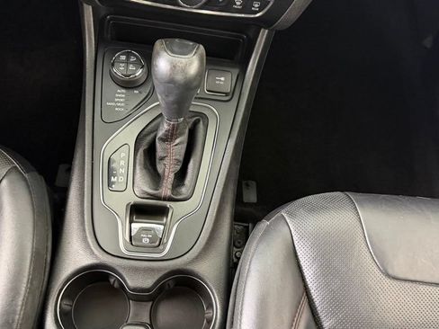 Used 2019 Jeep Cherokee Trailhawk AWD/4WD image 27