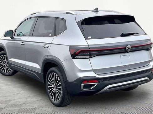 Used 2025 Volkswagen Taos SE image 4