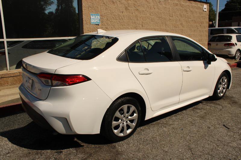Used 2021 Toyota Camry LE FWD image 3