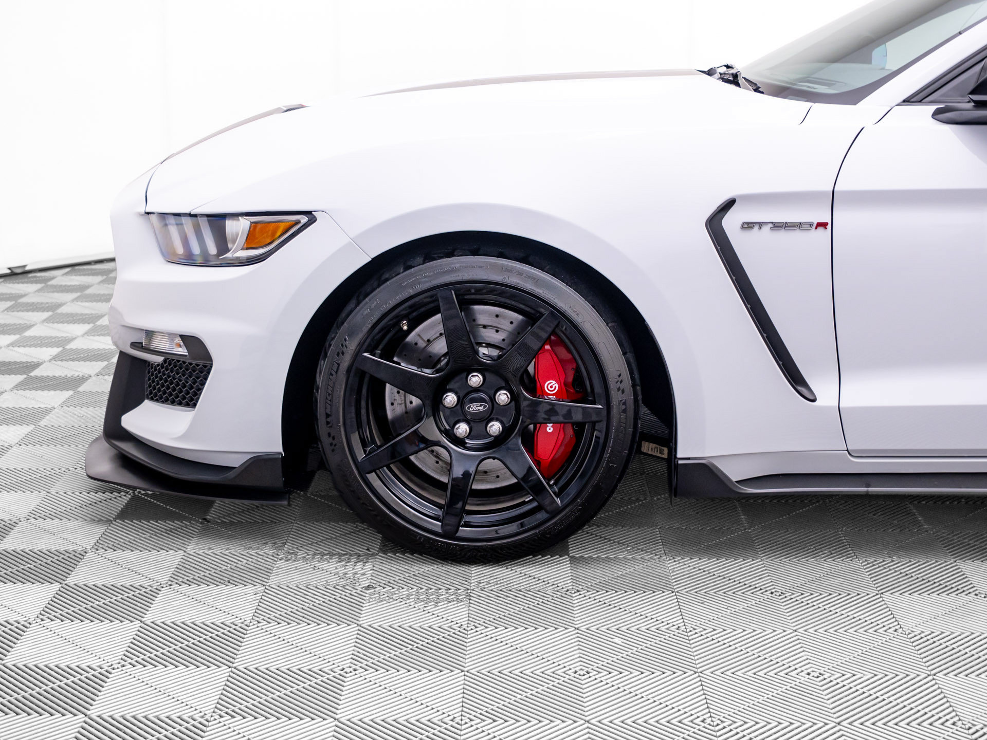 Used 2018 Ford Mustang Shelby GT350R w/ GT350R Equipment Group 920A RWD image 36