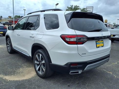 Used 2025 Honda Pilot Touring image 4
