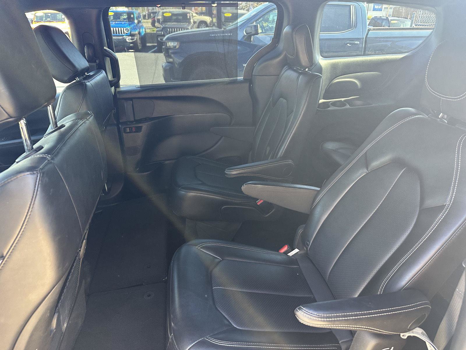 Used 2025 Chrysler Pacifica Select FWD image 13
