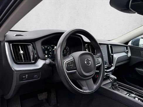 Used 2018 Volvo XC60 T5 Momentum w/ Convenience Package image 10