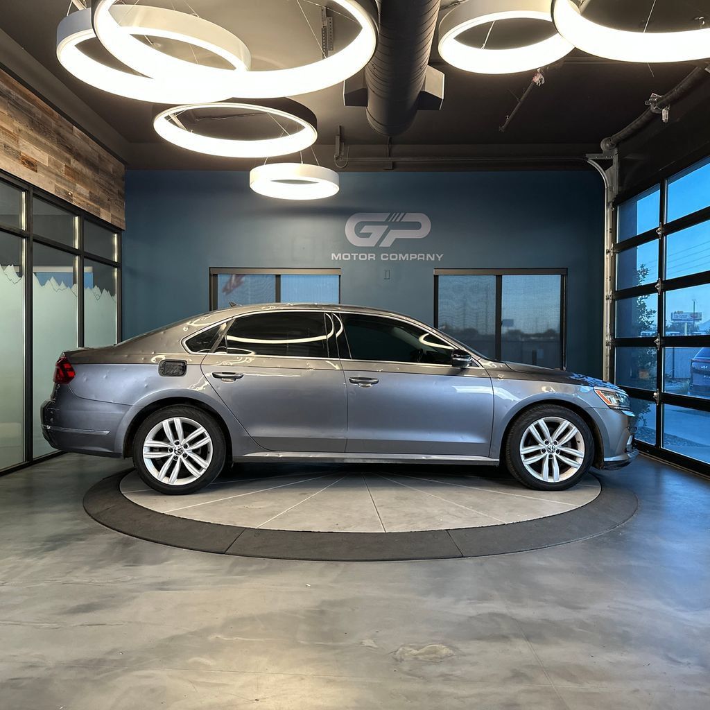 Used 2018 Volkswagen Passat 2.0T SE FWD image 2