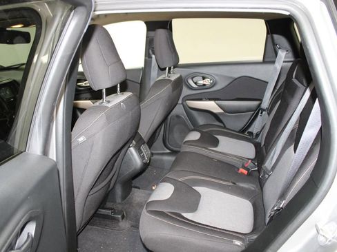 Used 2018 Jeep Cherokee Latitude image 16