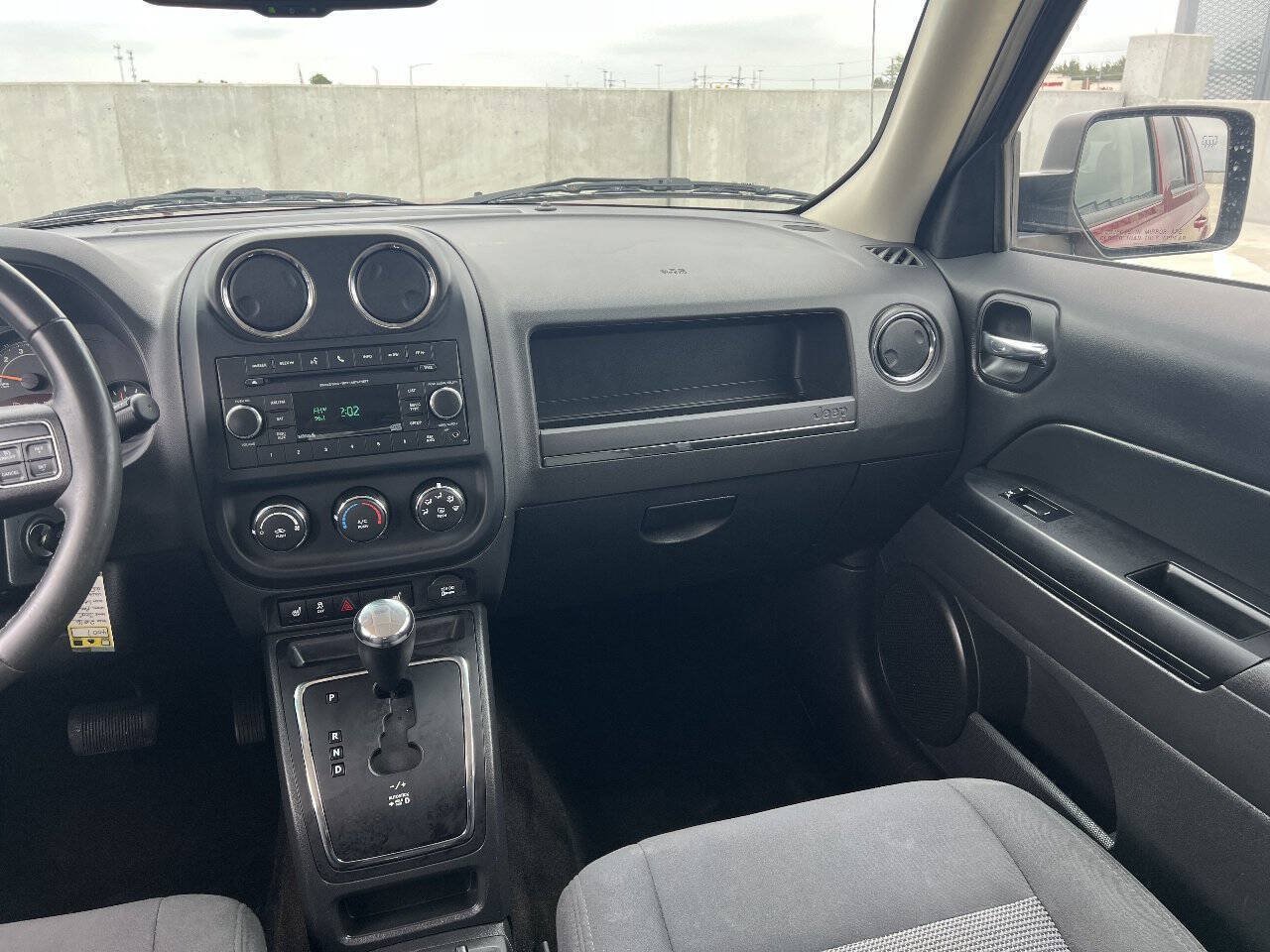 Used 2016 Jeep Patriot Latitude AWD/4WD image 10