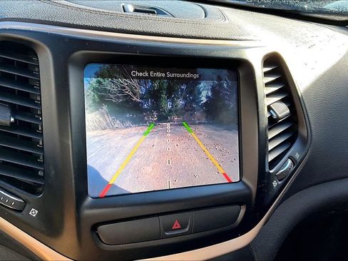 Used 2017 Jeep Cherokee Latitude w/ Cold Weather Group image 17