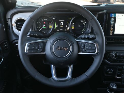 Used 2025 Jeep Wrangler Unlimited Sahara AWD/4WD image 17