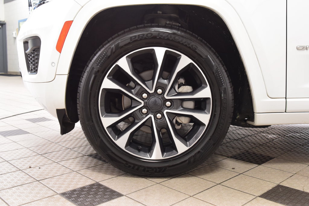 Used 2022 Jeep Grand Cherokee Overland w/ Luxury Tech Group IV AWD/4WD image 29