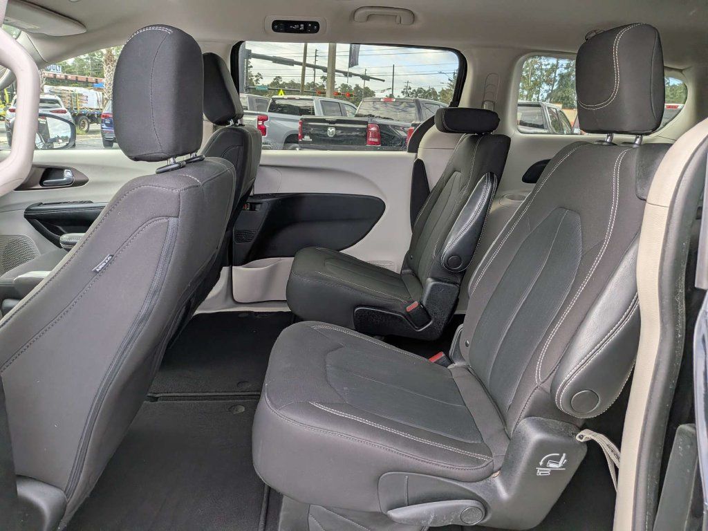 Used 2022 Chrysler Voyager LX FWD image 17