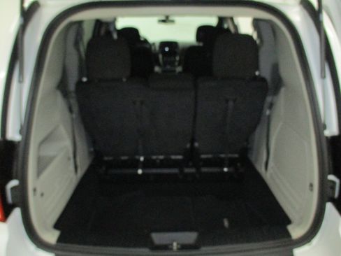 Used 2016 Dodge Grand Caravan SE image 10