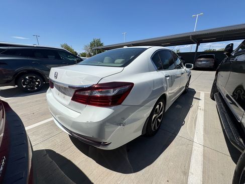 Used 2017 Honda Accord EX image 4