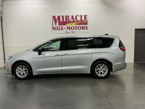 Used 2024 Chrysler Pacifica Touring-L FWD image 2