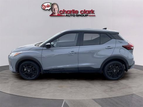 Used 2023 Nissan Kicks SV image 3