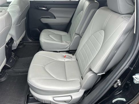 Certified 2023 Toyota Highlander XLE image 12