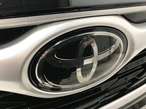 Used 2021 Toyota Highlander XLE AWD/4WD image 26