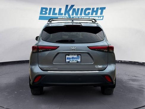 Used 2022 Toyota Highlander XLE AWD/4WD image 4