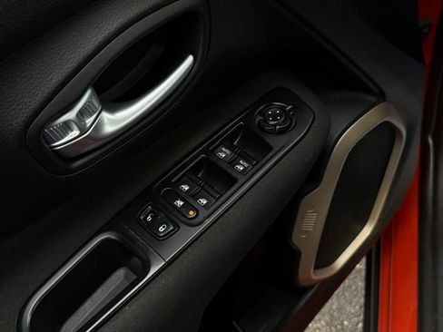 Used 2017 Jeep Renegade Latitude w/ Popular Equipment Group image 13